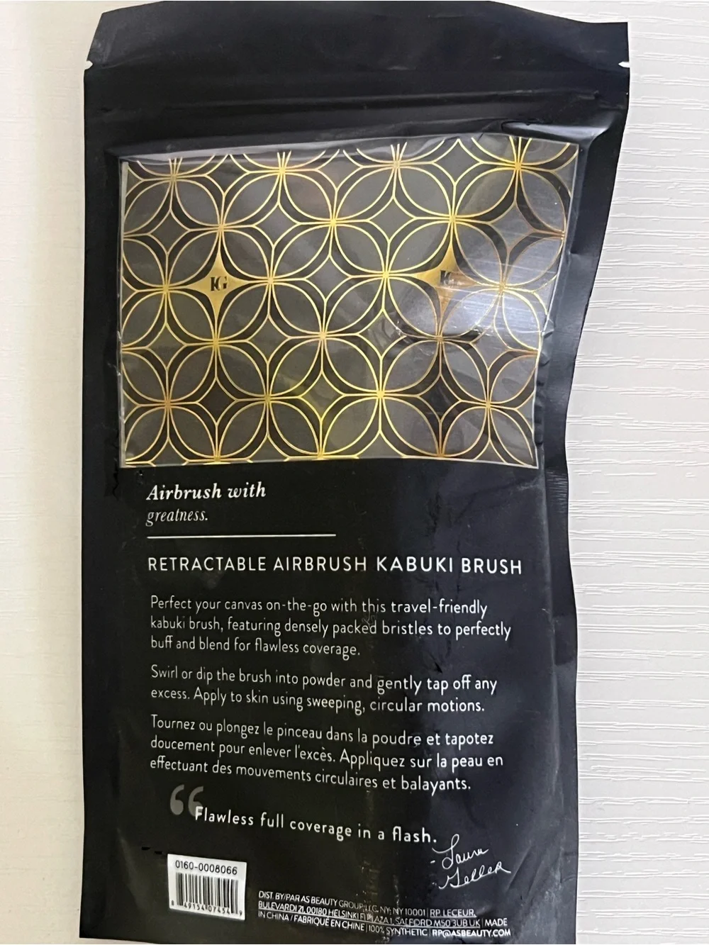 it cosmetics Retractable Airbrush Kabuki Brush - Black & Gold Packaging